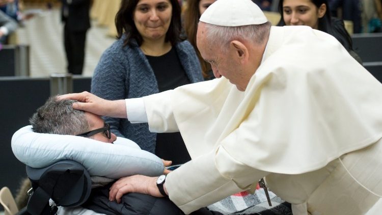 Papst Franziskus mit Kranken bei einer Generalaudienz im Jahr 2017