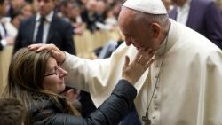 Papst Franziskus und eine Frau im Rollstuhl bei einer Begegnung im Vatikan