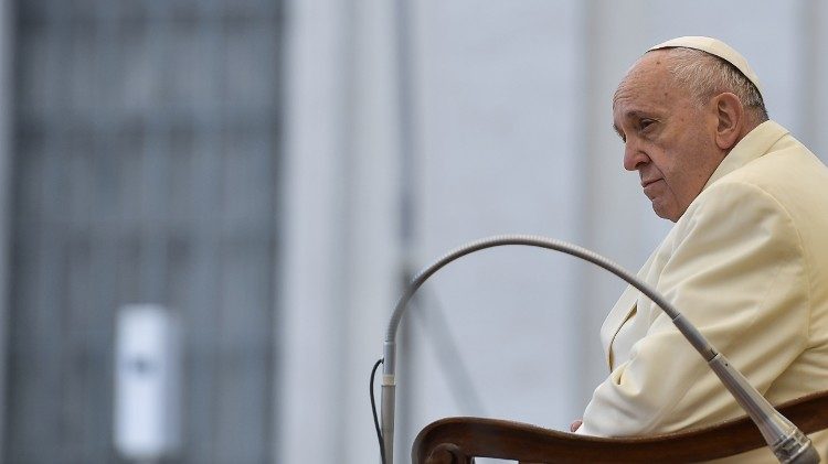 Ferenc pápa figyel és meghallgat, a mikrofon félrehajtva  