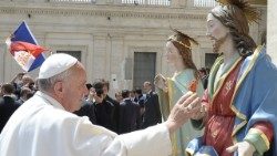 Papa Francisco diante de uma imagem do Sagrado Coração de Jesus