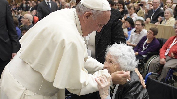 Le Pape François et une dame âgée, le 15 octobre 2016 au Vatican. 