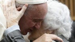 O Papa abraça uma senhora idosa