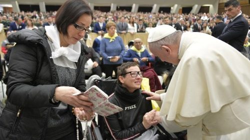 Il Papa: no all’ipocrisia, prioritaria una relazione personale con i malati 