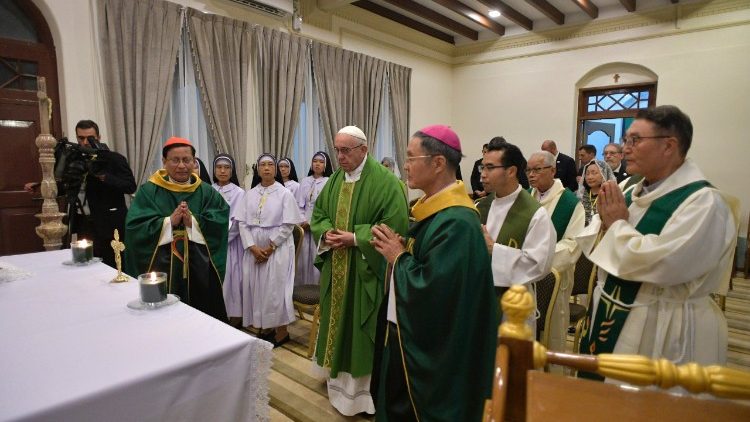 Le Pape célébrant la messe à Rangoun, avec le cardinal Bo, le 27 novembre 2017.