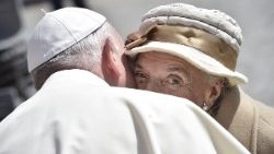 Papst Franziskus mit einer Seniorin bei einer Generalaudienz 2018