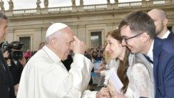 Papst Franziskus mit einem Ehepaar bei einer Generalaudienz 2018