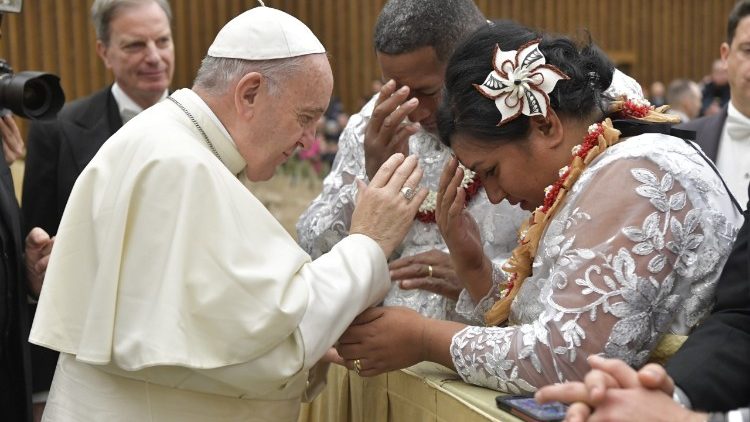 Le Pape François bénit un couple, lors d'une audience générale en 2018.