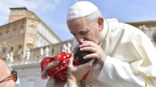 Il dono del Papa per i bambini del Gemelli. L'Unitalsi: "Francesco cammina con noi"