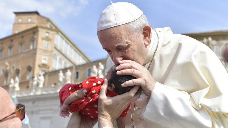 Paven kysser et barn
