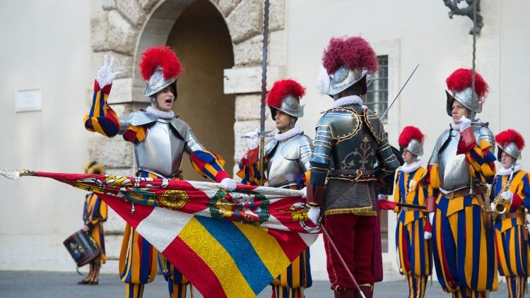  Schweizergardets rekryter svär sin ed att tjäna och försvara påven 