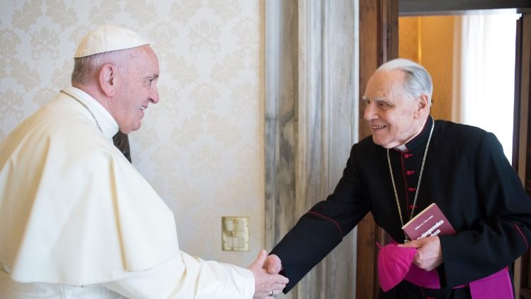 Bischof Peter Henrici (rechts) anlässlich seines Besuches bei Papst Franziskus im April 2018.