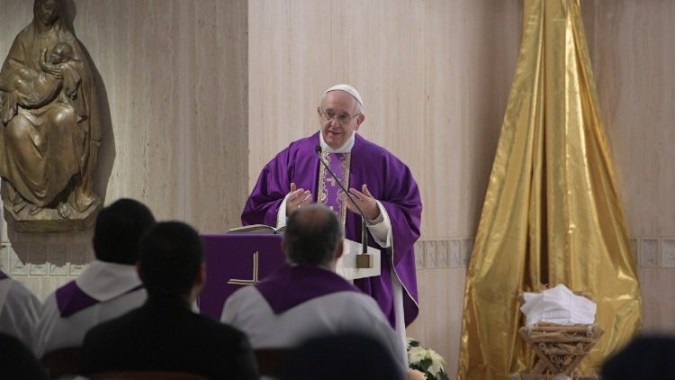 Le Pape lors de la messe célébrée ce mardi 19 décembre 2017 dans la chapelle de la Maison Sainte-Marthe, au Vatican.