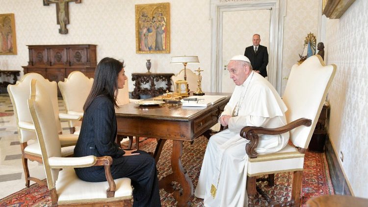 Papež Frančišek in županja Rima Virginia Raggi.