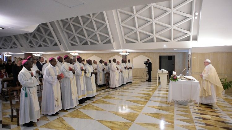 Le Pape célébrant la messe à Sainte-Marthe le 28 mai 2018, avec les évêques du Burkina Faso et du Niger.