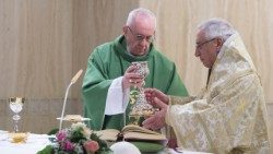 Le Pape concélébrant l'eucharistie, le 13 février 2018, avec le patriarche melkite Joseph Absi.