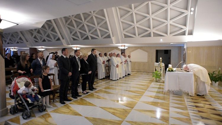 Ferenc pápa oltárcsókkal kezdi a misét 