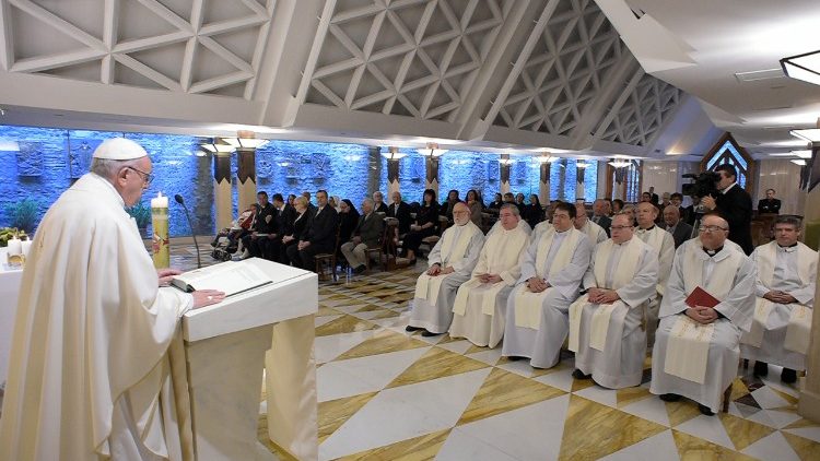 Popiežius Pranciškus aukoja Mišias Šv. Mortos namų koplyčioje