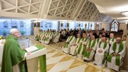 Papa Francesco pronuncia l'omelia nella Messa a Casa Santa Marta