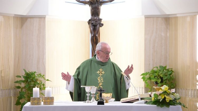 Le Pape célébrant la messe à Sainte Marthe.