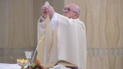 Le Pape célébrant la messe du 16 avril 2018 à la Maison Sainte-Marthe.