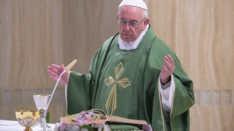  Papa Françesku kremton Meshën në Shën Martë