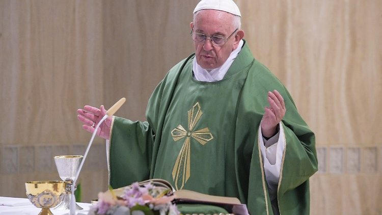 Papa Francesco celebra la Messa a Casa Santa Marta