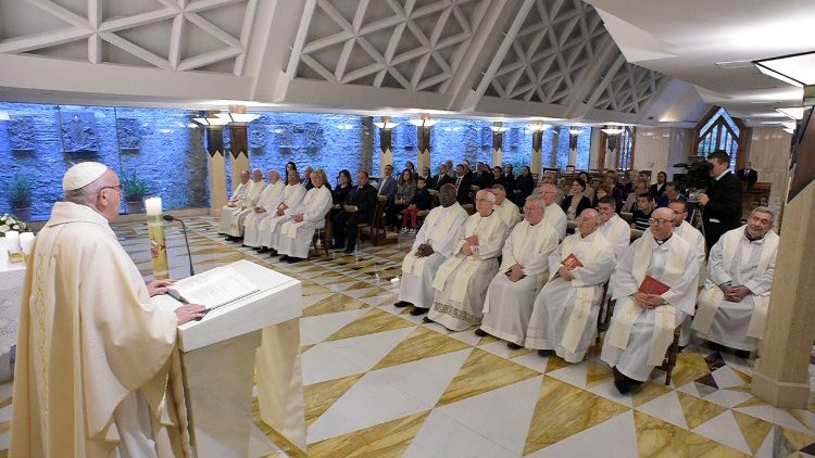 Påven Franciskus under mässan i Sankta Marta 