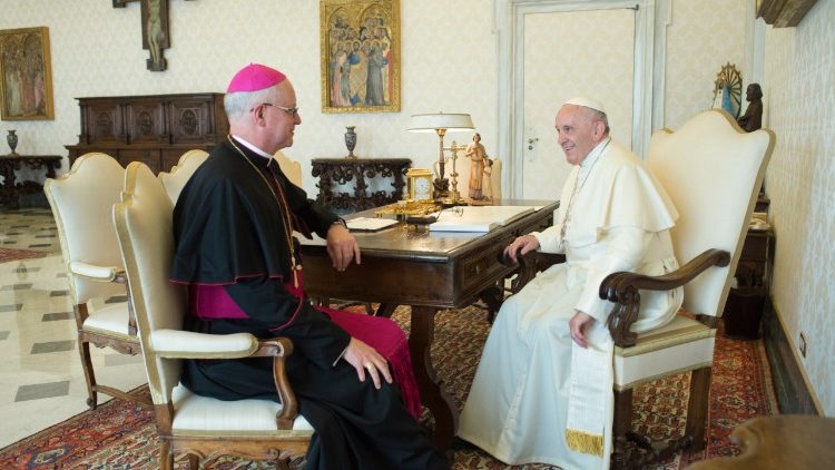 Le Pape François et Mgr Nugent. en avril 2018 au Vatican. 