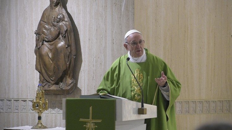 Papež Frančišek med homilijo v kapeli Doma sv. Marte