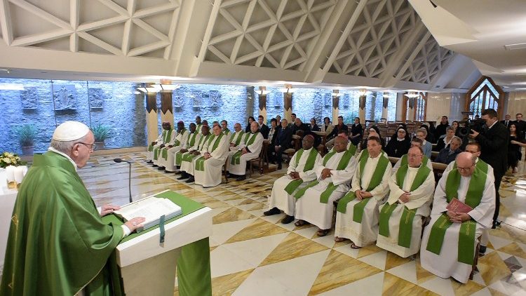 Papa Francesco pronuncia l'omelia nella messa a Casa Santa Marta