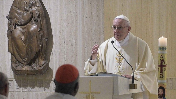 Popiežius Pranciškus aukoja Mišias Šv. Mortos namų koplyčioje