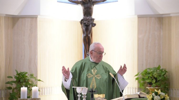 Ferenc pápa misézik a Szent Márta-ház kápolnájában