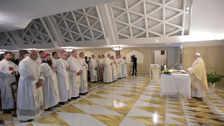 Papež Frančišek med darovanjem maše v kapeli Doma sv. Marte