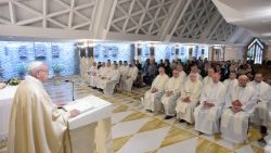 Папа прамаўляе гамілію падчас Эўхарыстыі ў капліцы Дому св. Марты