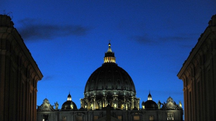 Vista nocturna de la Basílica de San Pedro