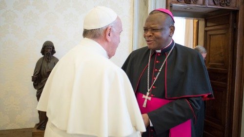Pápež doplnil Radu kardinálov o konžského kardinála Ambonga 