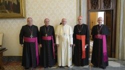 À esquerda do Papa, o presidente da Comissão Episcopal de Educação argentina, cardeal Mario Poli (Vatican Media)