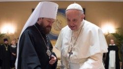 O Papa Francisco e o presidente do Departamento das Relações Exteriores do Patriarcado de Moscou, Hilarion Alfeev, Metropolita de Volokolamsk