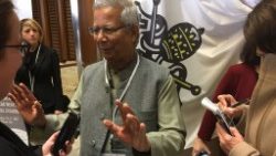 Muhammad Yunus lors d'une conférence sur le nucléaire - Vatican, novembre 2017