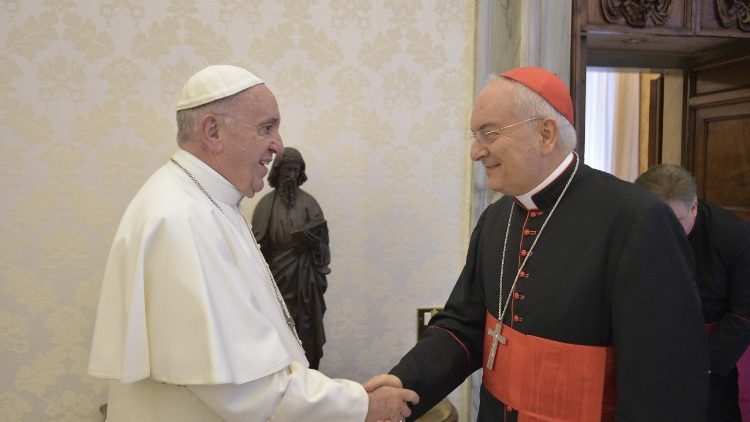 Le Pape François et le cardinal Mauro Piacenza, pénitencier majeur de l'Église depuis 2013.