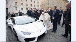 Papa Francesco riceve in dono la Lamborghini