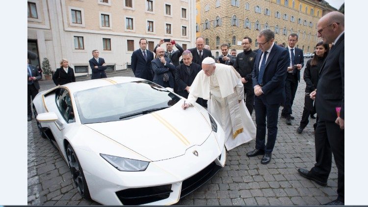  Paavi Franciscus signeeraa hänelle lahjoitetun Lamborghinin