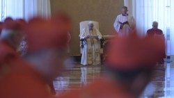 Papež Frančišek med konzistorijem za nove kardinale.