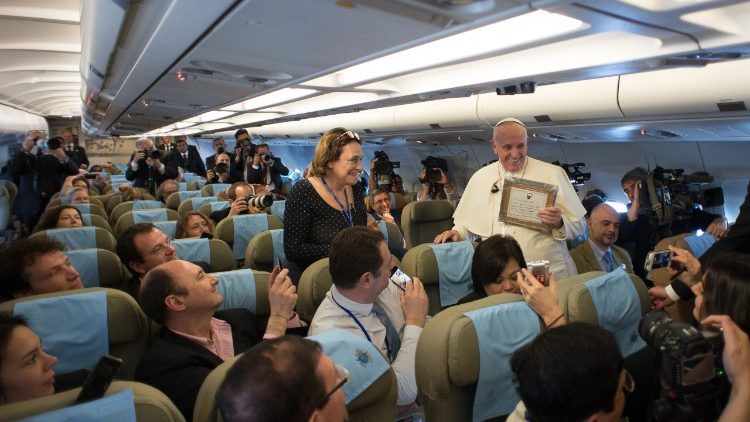 Pave Frans med journalister i flyet tilbage til Rom søndag