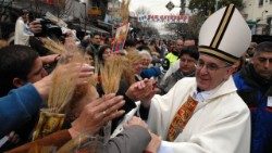 Cardinal Bergoglio greets the faithful during a celebration in Buenos Aires (archive photo)