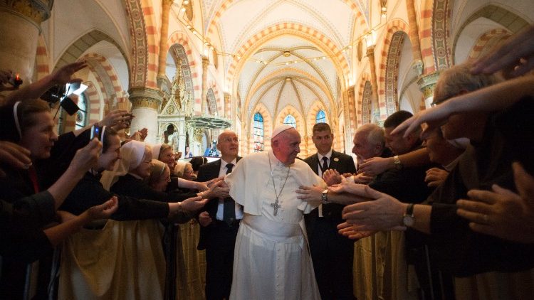 Papa Francesco a Sarajevo, giugno 2015,  incontro con sacerdoti e religiosi