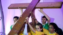 Young people carrying the WYD cross 
