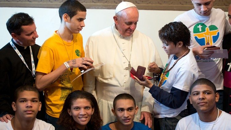 El Papa Francisco con los jóvenes durante la JMJ de Río 2013. 
