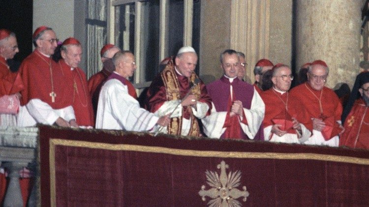 Jonas Paulius II Vatikano bazilikos balkone išrinkimo popiežiumi dieną 1978 m. spalio 16 d.