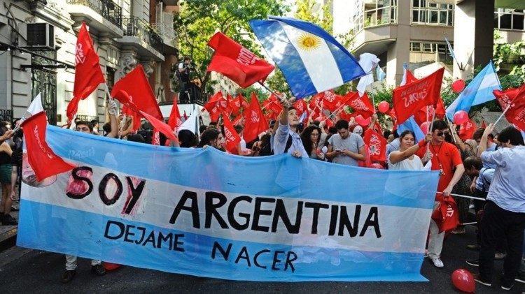 Smínka z demonštrácie proti potratom v Argentíne 4. augusta 2018